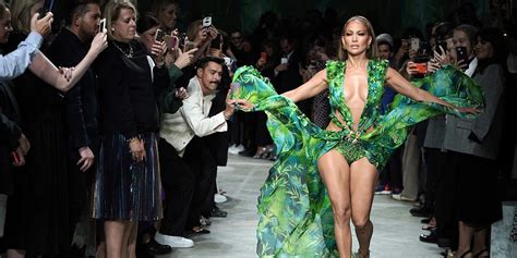 vestito verde di versace indossato da jennifer lopez|Come il vestito Versace di Jennifer Lopez ha creato Google .